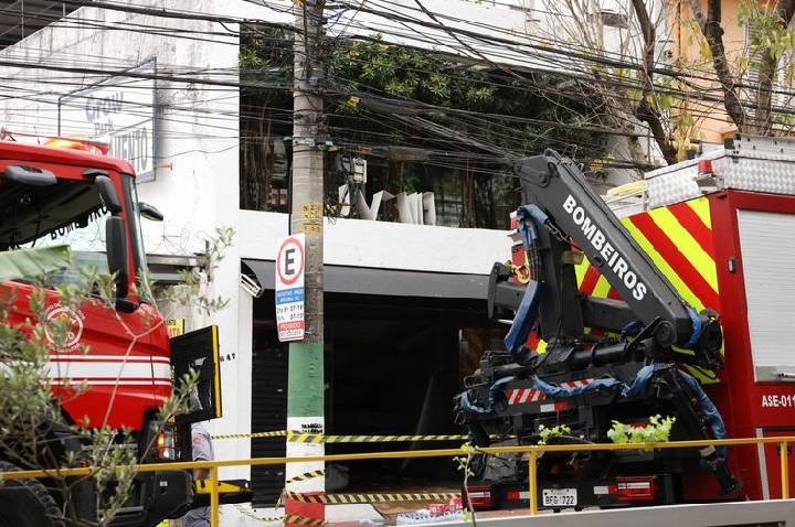 Bombeiros descartam explosão antes de desabamento em restaurante em SP