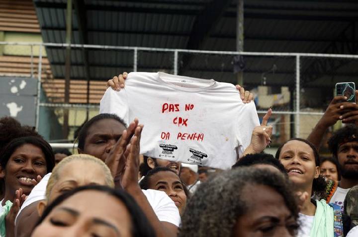 Moradores de favelas protestam no Rio após megaoperação com 121 mortos