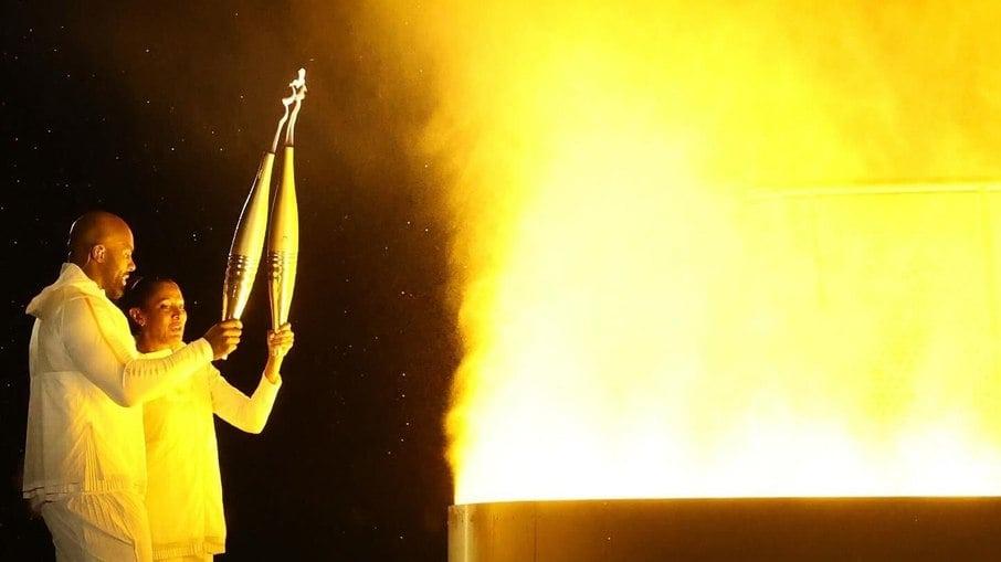 Marie Perec e Teddy Riner acendem pira olímpica e decretam início dos Jogos de Paris 2024