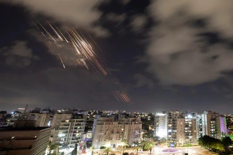 Israel avança por terra, Irã bombardeia pelos ares e Guerra escala de vez