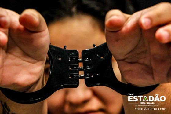 Mulher enche a cara no bar com bebê de colo e acaba presa