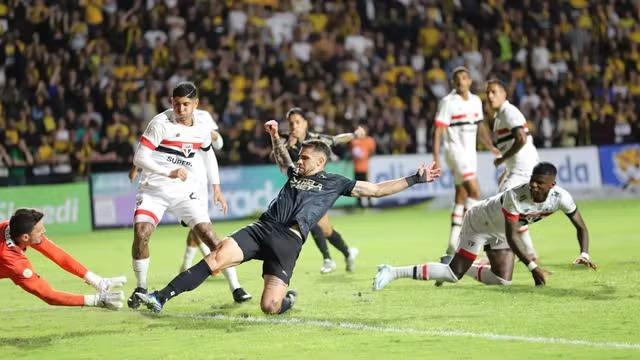 São Paulo supera lambança da defesa com golaço no fim e empata com o Criciúma pelo Brasileirão