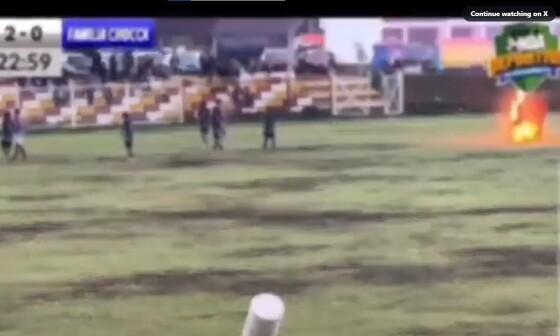 Jogador morre após ser atingido por raio que cai em gramado