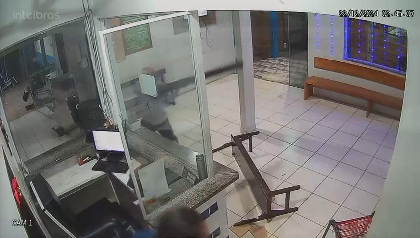 Bêbado foi preso após ameaçar funcionários e depredar recepção do Hospital Amparo em Rosário Oeste