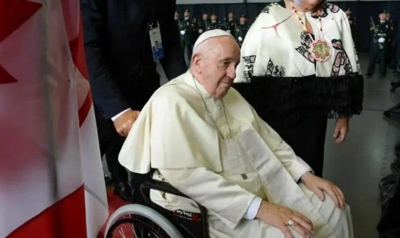 Papa Francisco sofre queda e machuca o antebraço direito