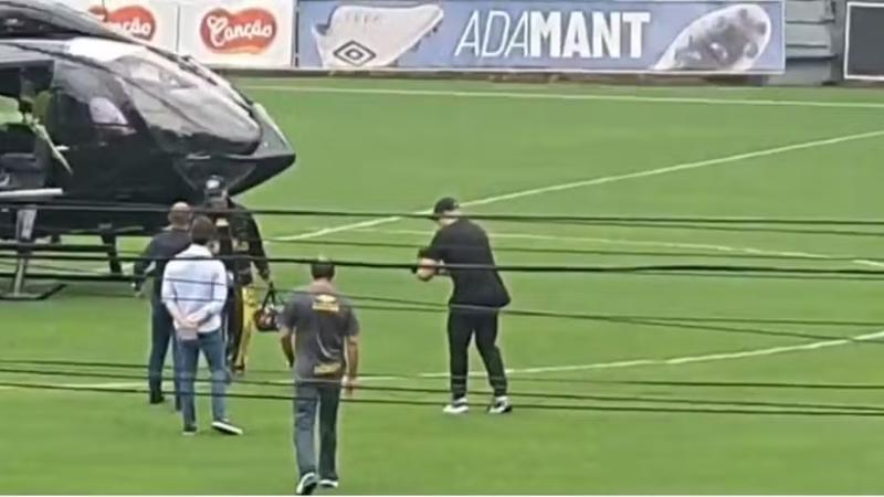 De helicóptero, Neymar chega ao Santos para primeiro treino e já tem estreia marcada