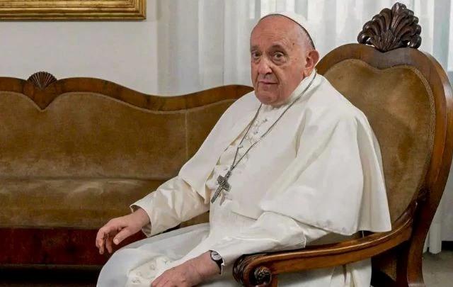 Papa Francisco está internado e pediu desculpas por faltar a oração do domingo