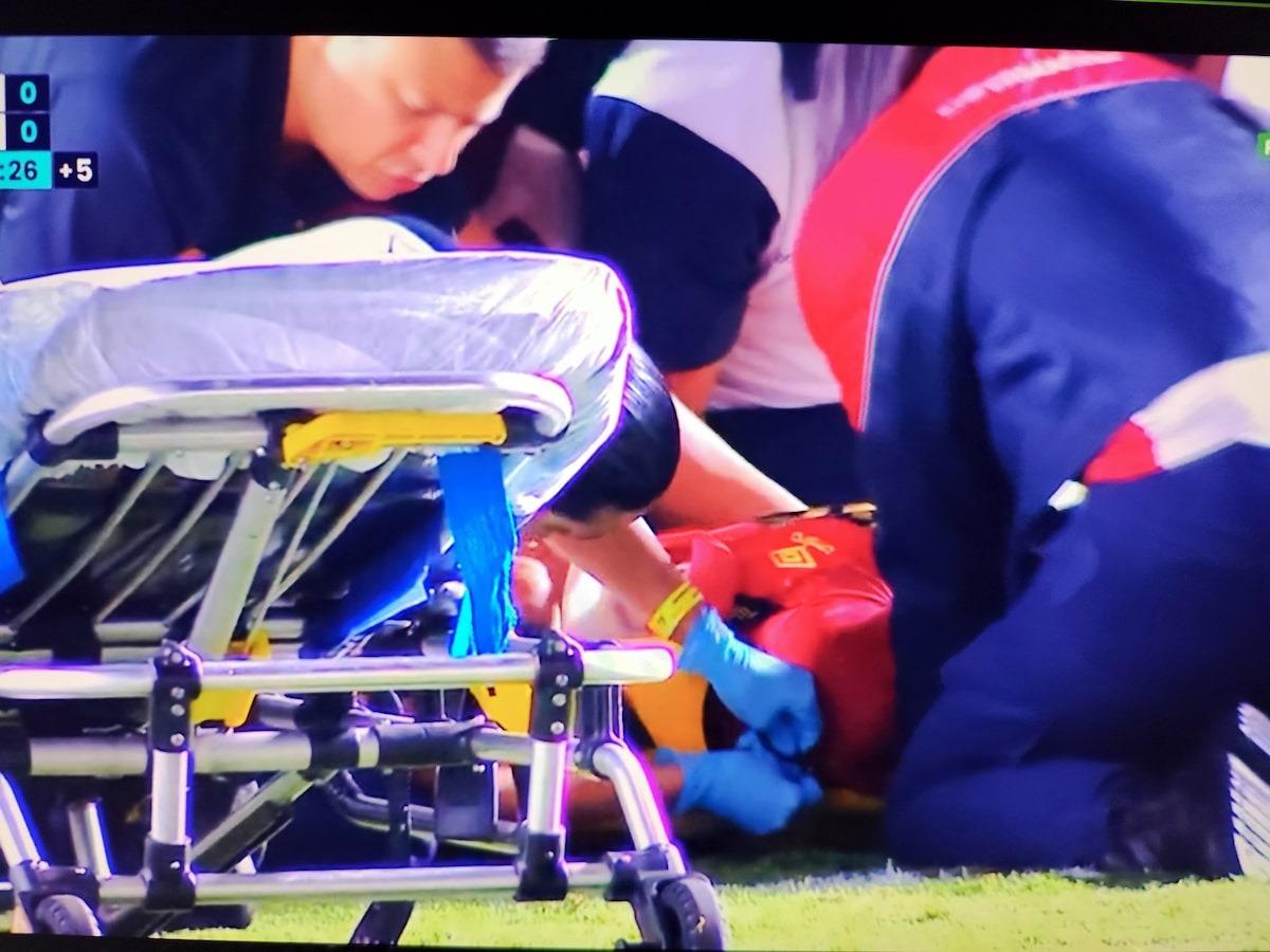 Jogador do Sport leva bolada na cara, cai desacordado e deixa MorumBis de ambulância