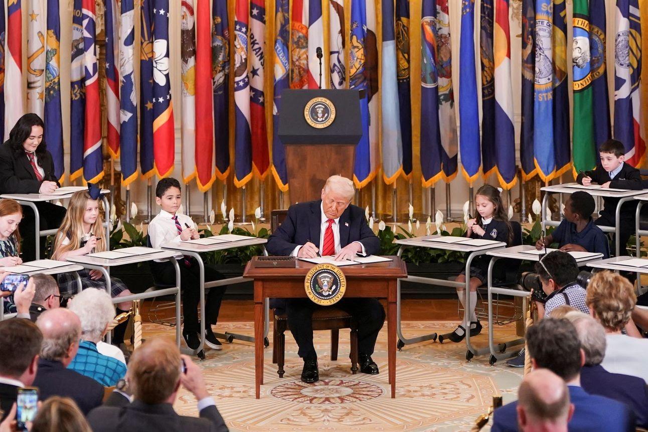 Trump assina o fim do Departamento de Educação