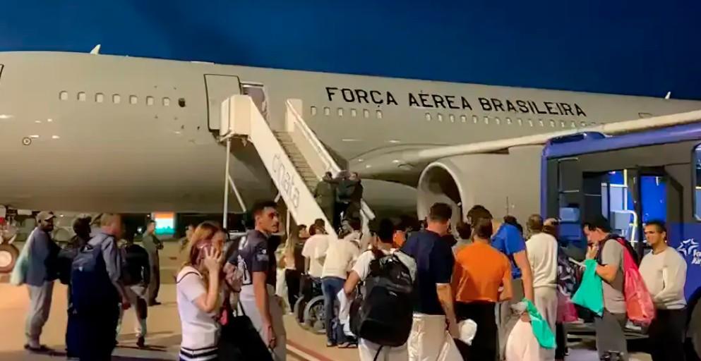 Voo com mais 135 brasileiros deportados pelos Estados Unidos chega ao País