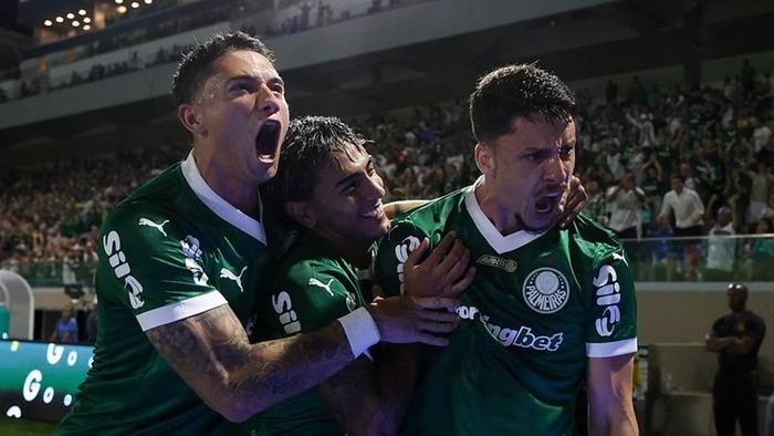 Palmeiras bate Corinthians e assume liderança do Campeonato Brasileiro