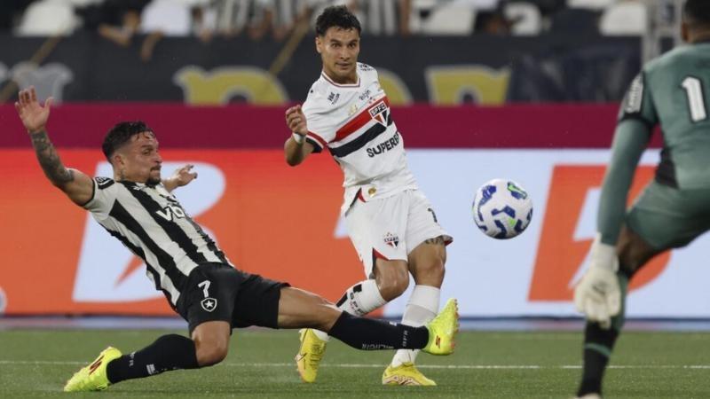 São Paulo empata com o Botafogo no Rio em jogo movimentado