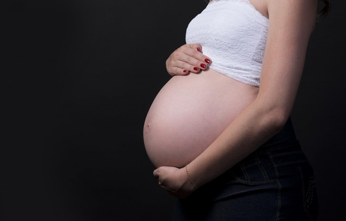 Grávida de 8 meses é encontrada sem vida caída em casa