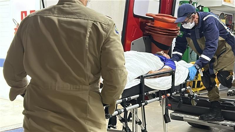 Jovem se esfaqueia “sem querer” após colocar faca na cintura e subir em moto; ia “acertar contas” com rival em Sorriso