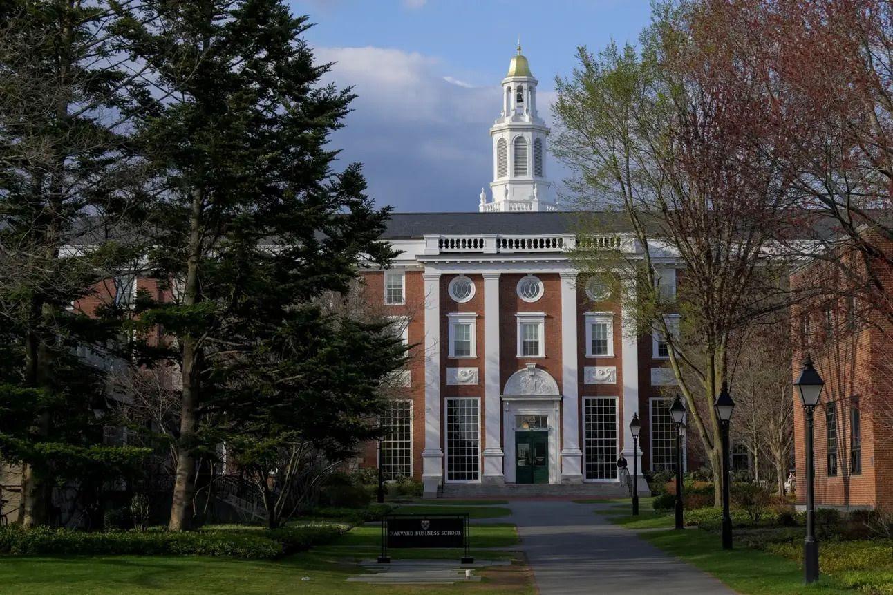 Para pressionar Harvard, Trump proíbe estrangeiros na faculdade