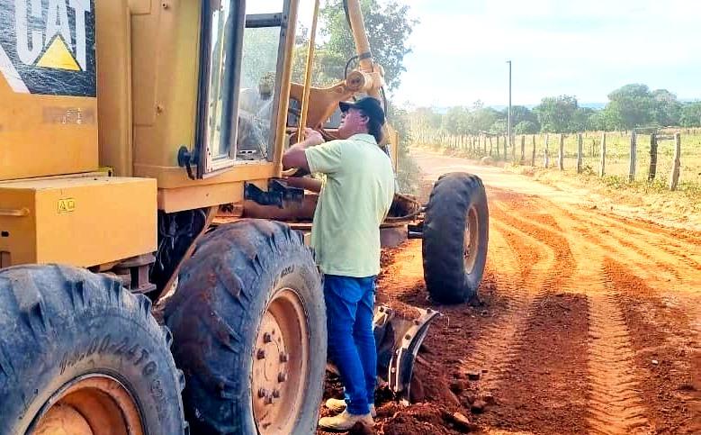 Prefeito de Rosário Oeste visita comunidade do Vão da Serra e acompanha ações de manutenção nas estradas