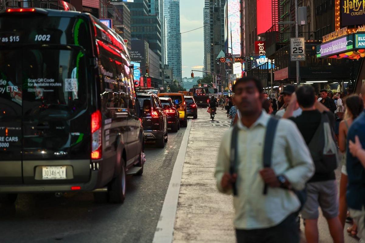 Adolescente abre fogo na Times Square e deixa três feridos em NY