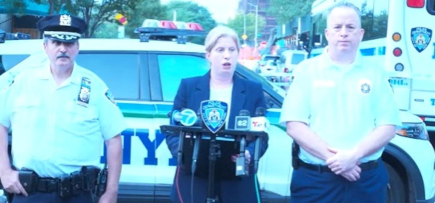Atiradores entram em restaurante de Nova York e matam três pessoas