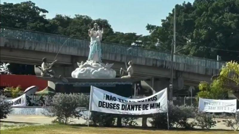 Imagem de santa é alvo de cartazes com críticas religiosas em praça de VG