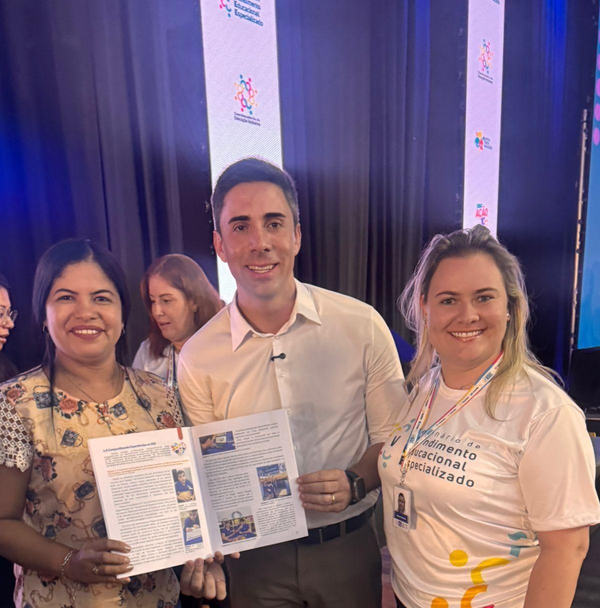 Professora de Rosário Oeste é homenageada no 5º Seminário do Atendimento Educacional Especializado (AEE) em Cuiabá