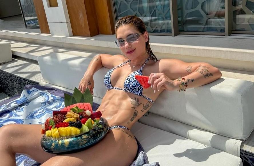 Virginia elege biquíni estampado e esbanja beleza ao renovar o bronzeado em Dubai