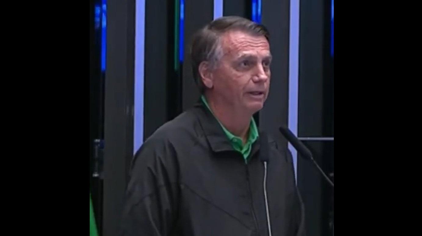 Vizinhos cogitam expulsar Bolsonaro do condomínio por causa de tumulto de apoiadores