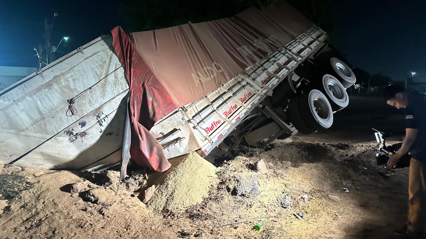 Carreta com farelo de soja quase tomba na BR-364 em Cuiabá e interdita pista
