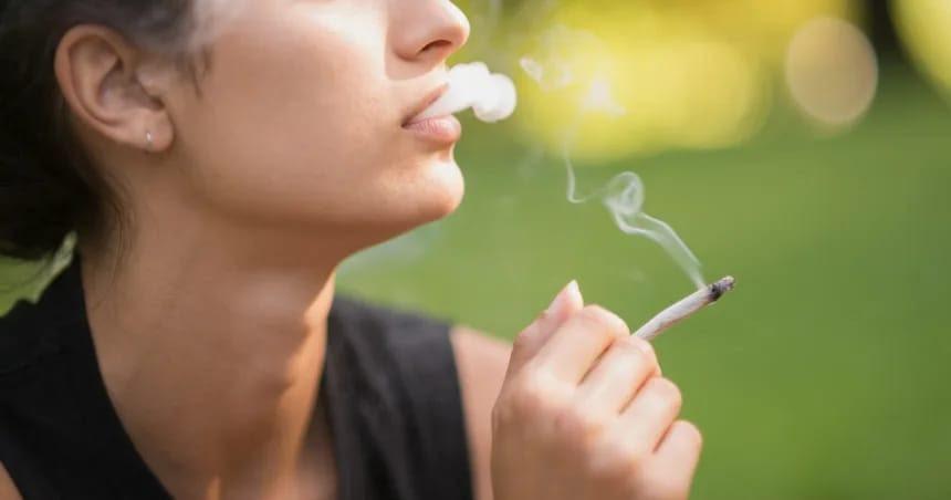 Fumar maconha pode dificultar sua chance de ter filhos