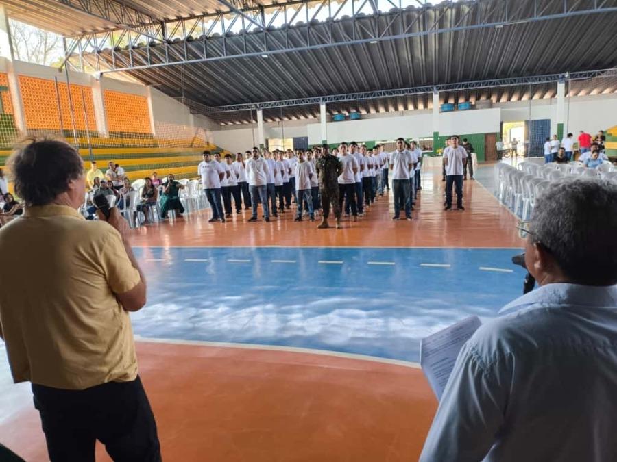 Jovens alistados em Rosário Oeste participam de ato oficial com juramento à Bandeira e entrega de CDI