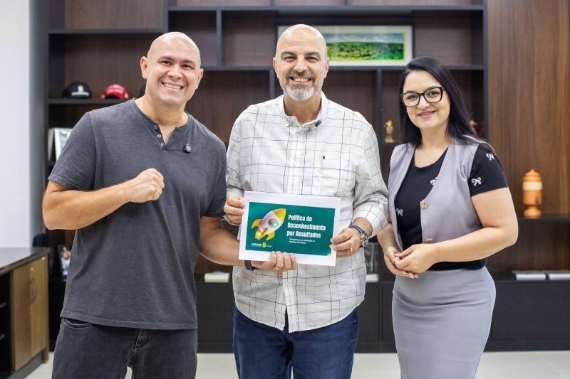 Prefeito anuncia prêmios de R$ 10 mil e bônus salarial aos professores de Cuiabá