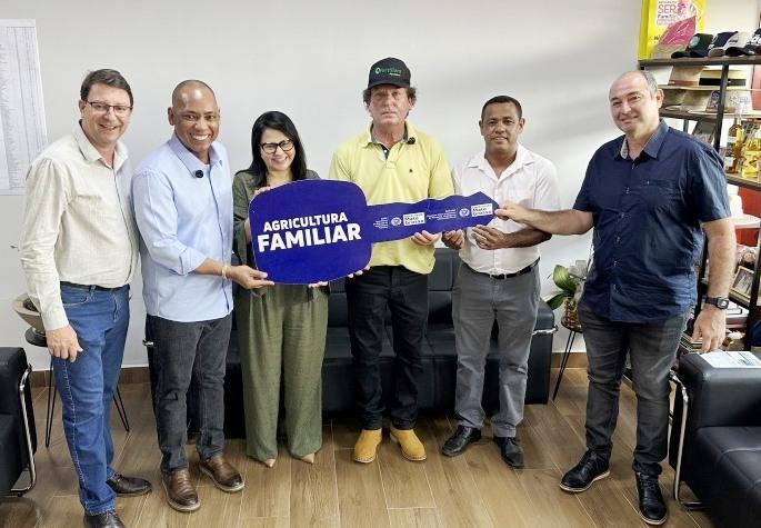 Rosário Oeste recebe motoniveladora do SEAF e Deputado Juca do Guaraná