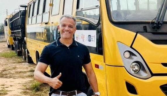 Rosário Oeste recebe ônibus escolar novo e motoniveladora para reforçar educação e infraestrutura