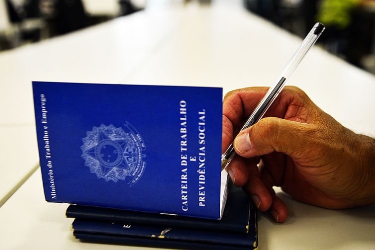 Taxa de desemprego em agosto fica em 5,6% e repete recorde de mínima