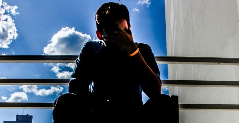 Transtornos mentais afastam 470 mil trabalhadores em 2024 e impulsionam busca por terapias
