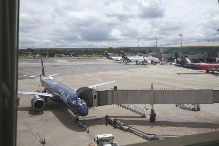 Avião supera ônibus como segundo meio mais comum de viagens pessoais