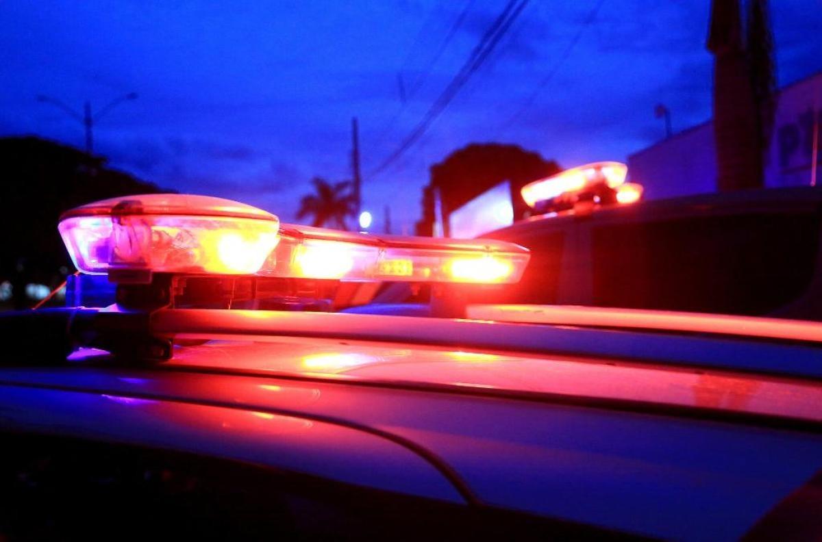 Homem ataca namorado com socos e mordida na boca após discussão; sogra intervém e chama polícia