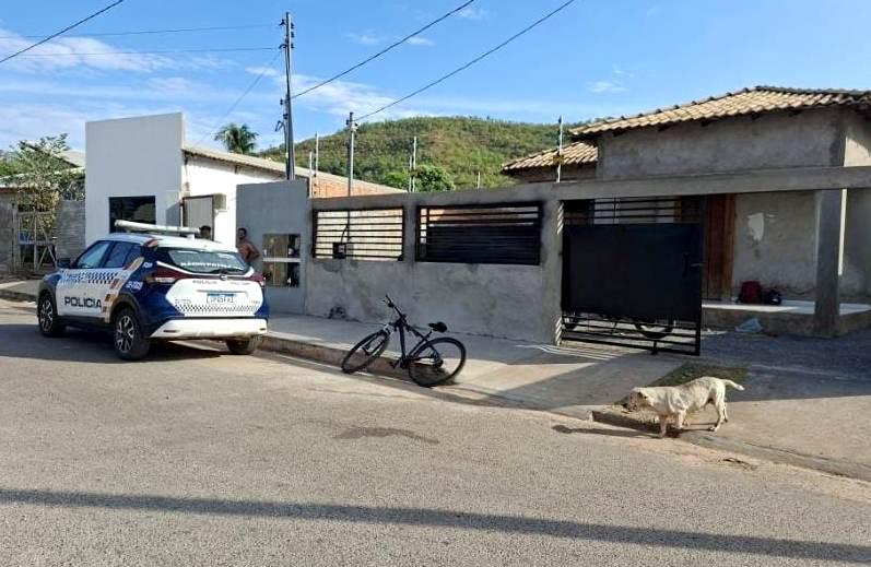 Homem morre e mulher fica ferida em ataque a tiros dentro de residência em Nobres