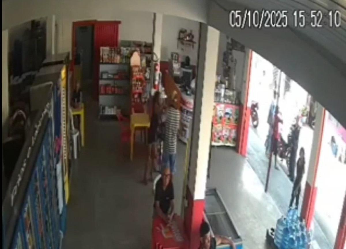 Idosa tenta matar homem em bar, foge e acaba presa