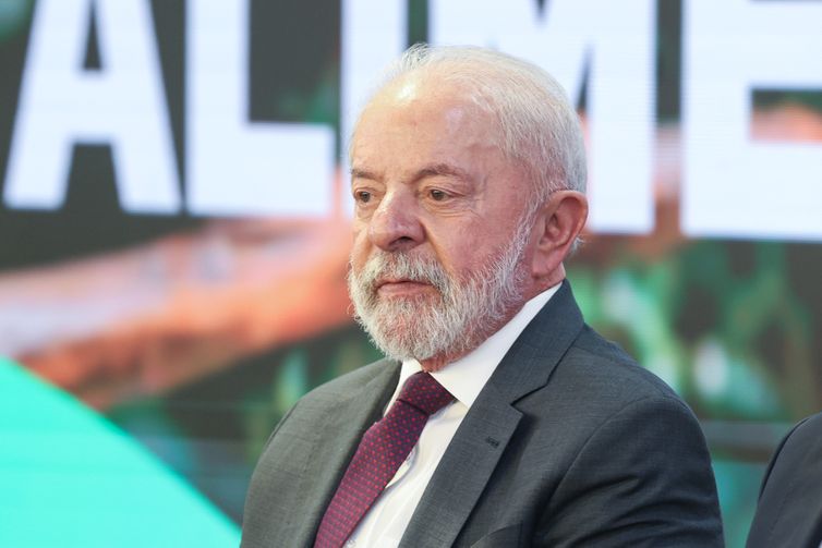 Lula troca de avião após falha no motor antes de voo no Pará