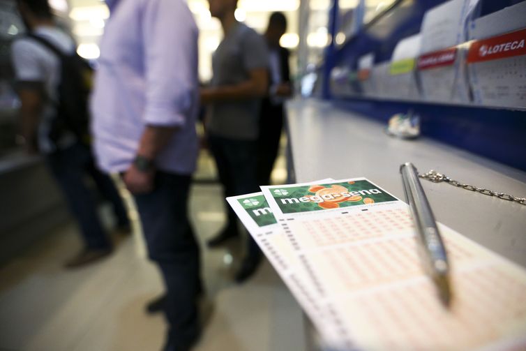 Mega-Sena acumula e prêmio principal vai para R$ 12 milhões