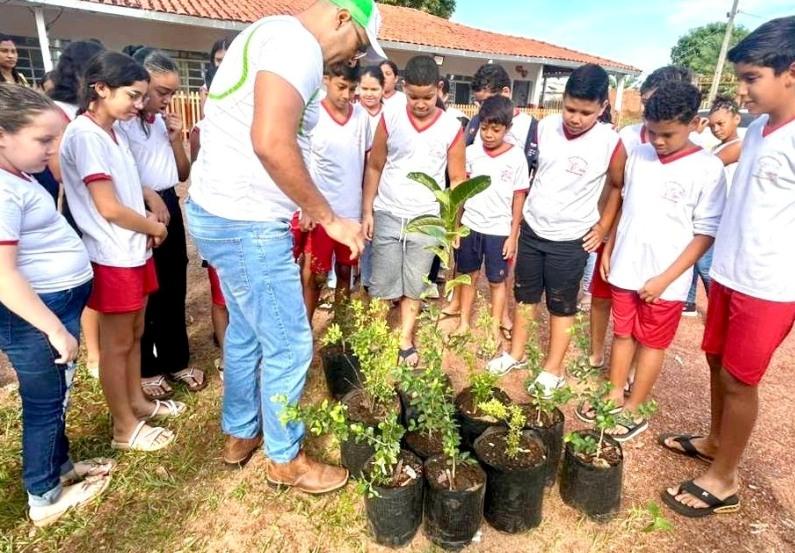 Prefeitura de Rosário Oeste promoveu palestra e plantio de mudas com alunos da Escola Adiles Ramos Tocantins