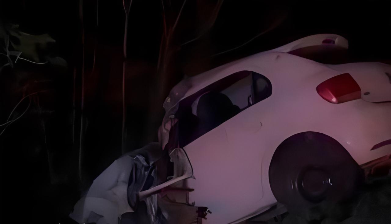 Um morre e dois ficam feridos em batida entre Gol e caminhão na BR-364 próximo a cidade de Jangada