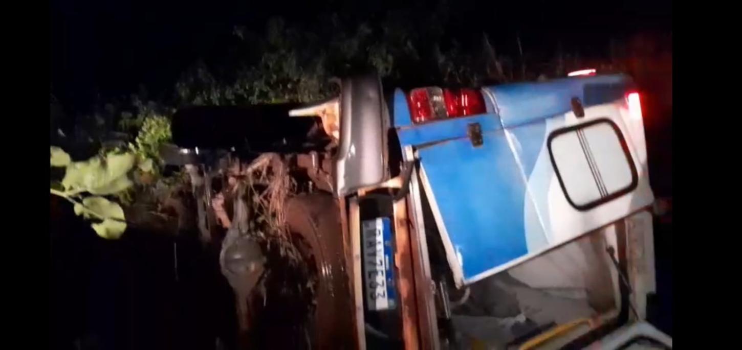 Ambulância capota em curva perigosa na zona rural de Nobres e deixa feridos