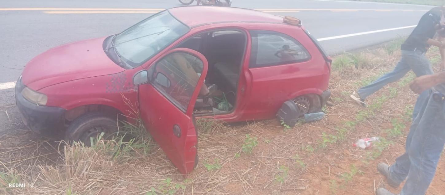 Carro derrapa e sai da pista na MT-241 em Nobres após chuva intensa