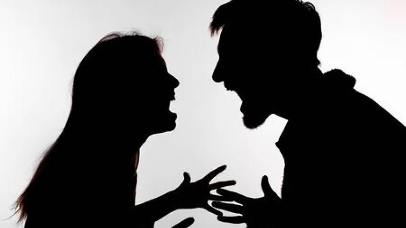Mulher volta embriagada de festa, agride marido e acaba ferida