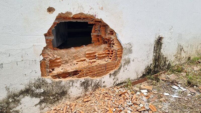 Bandidos são vistos explodindo caixa de mercado em MT