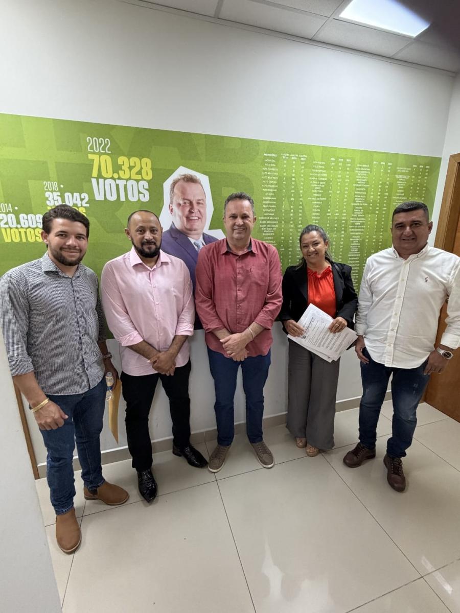 Comitiva de Rosário Oeste leva demandas ao presidente da ALMT, Max Russi