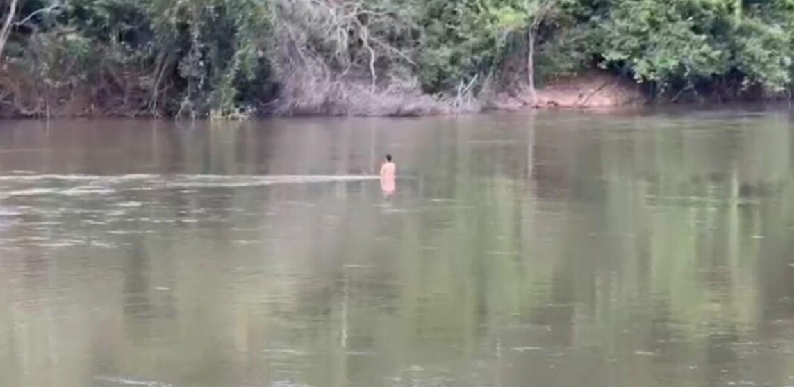 homem é resgatado por bombeiros após ficar ilhado em rio