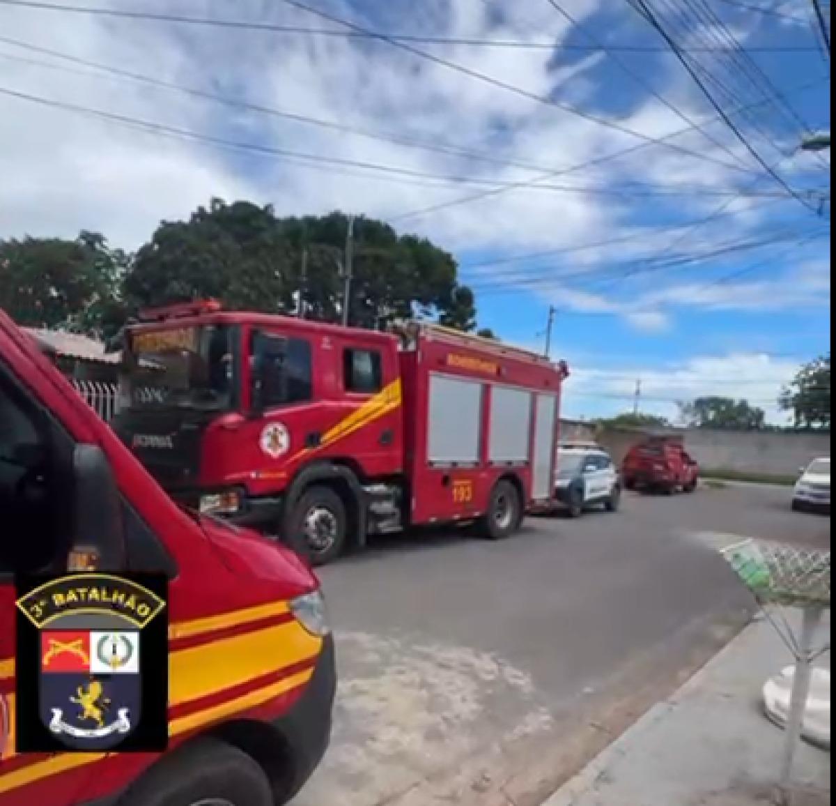 Homem em surto usa Bíblia para queimar casa, foge de UPA e acaba detido pela PM