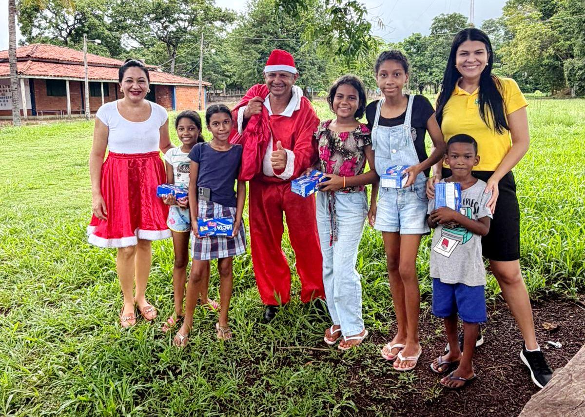 Papai Noel visita zona rural de Rosário Oeste e emociona crianças com presentes.